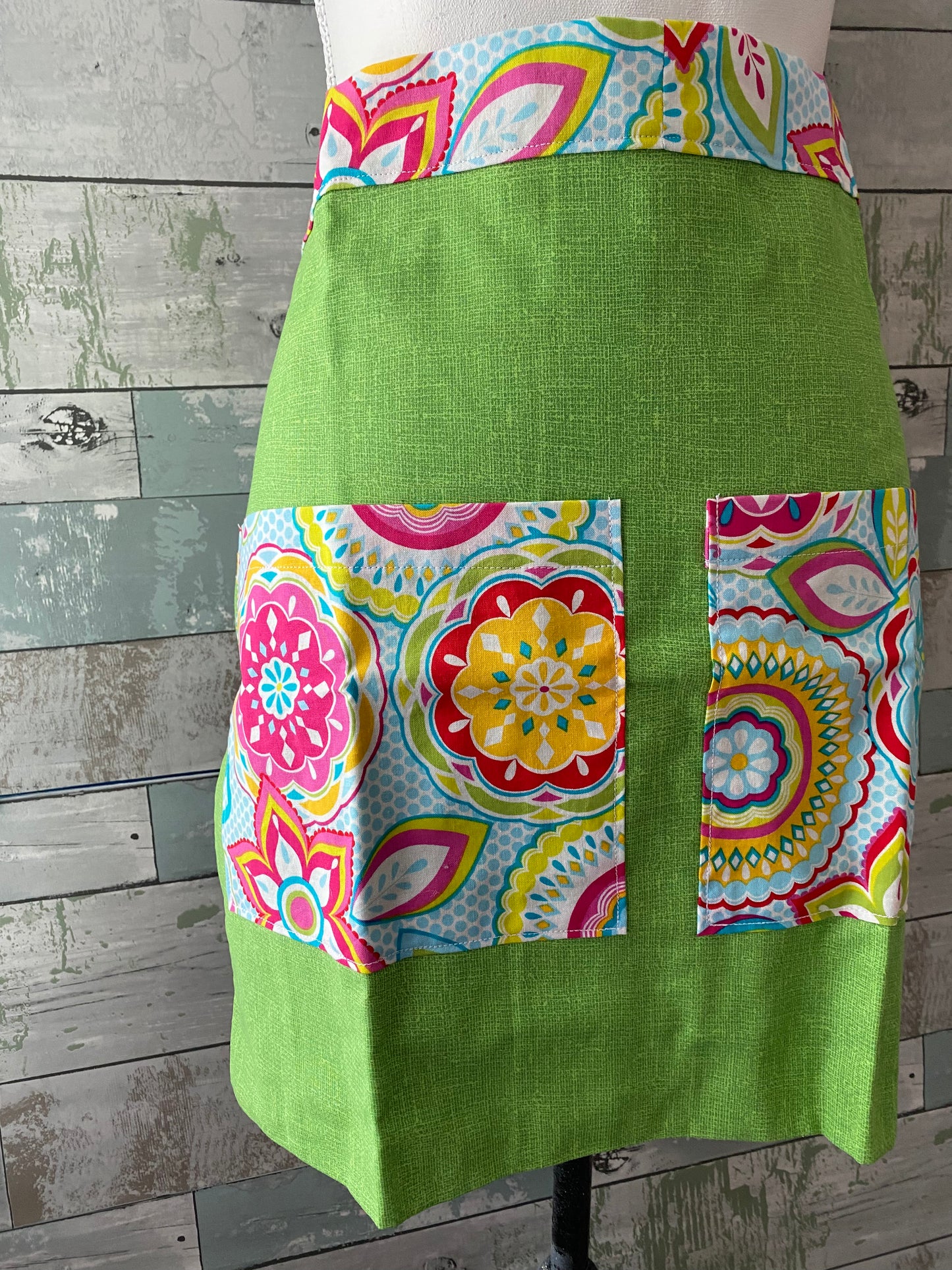 Flat front apron w/ pockets