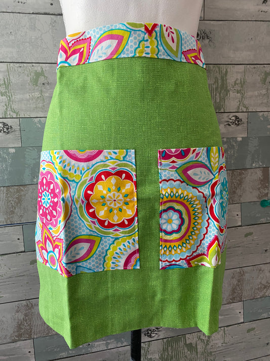 Flat front apron w/ pockets